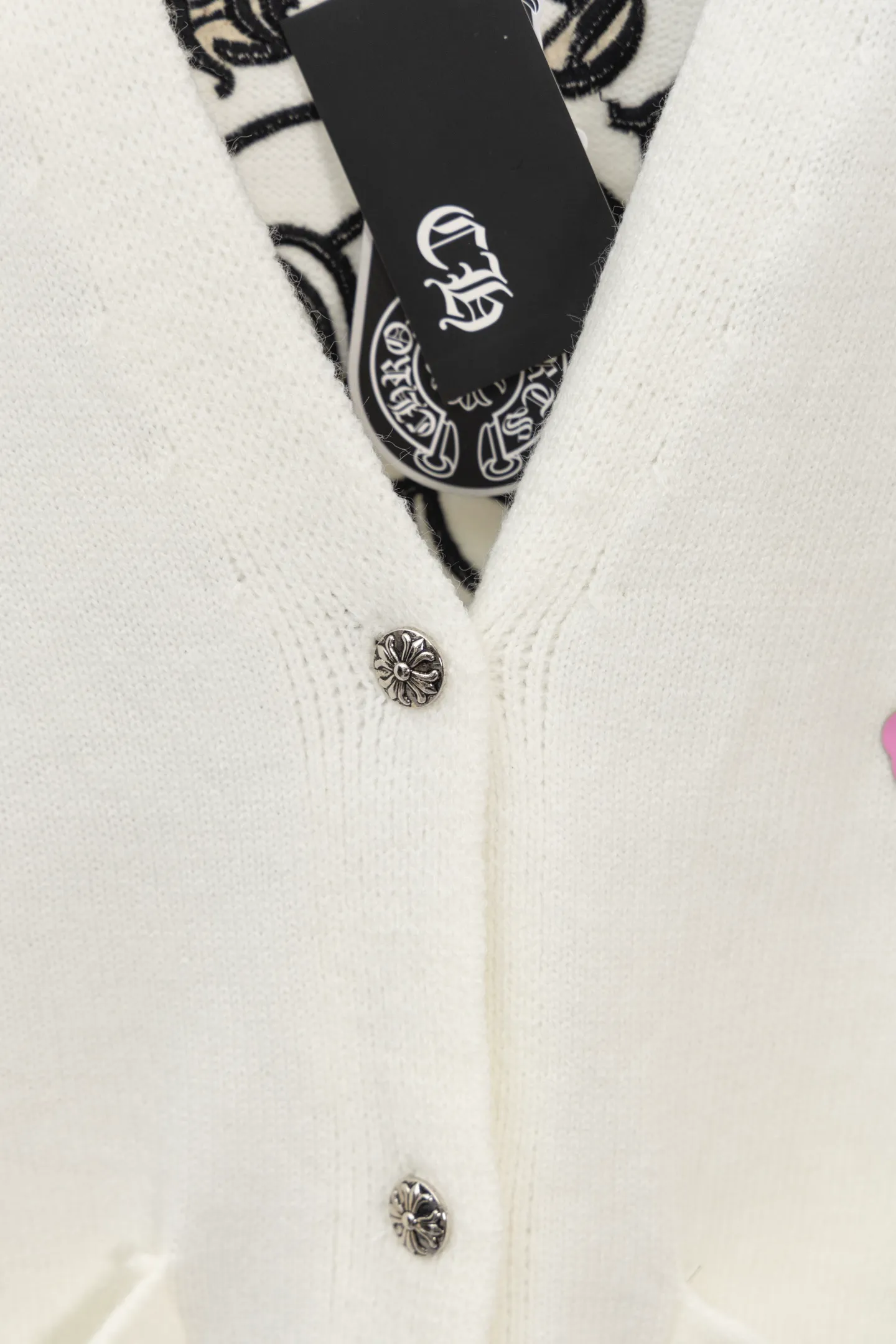 P240 -Chrome Hearts/Chrome Hearts Colorful cross leather cardigan jacket sweater. High weight, high density and high quality. The wool is soft, delicate and skin-friendly. It feels soft and silky. It has excellent warmth and skin-friendly properties. It is custom-woven and dyed without color difference. No matter the fabric or workmanship details, it is better than the ordinary version on the market. -The hardware and zipper accessories are all customized and full of details. Crow autumn and winter super heavy embroidery ➕ positioning leather label long-sleeved knitted cardigan lazy outer wear mid-length sweater -Colour: black white Size: S M L